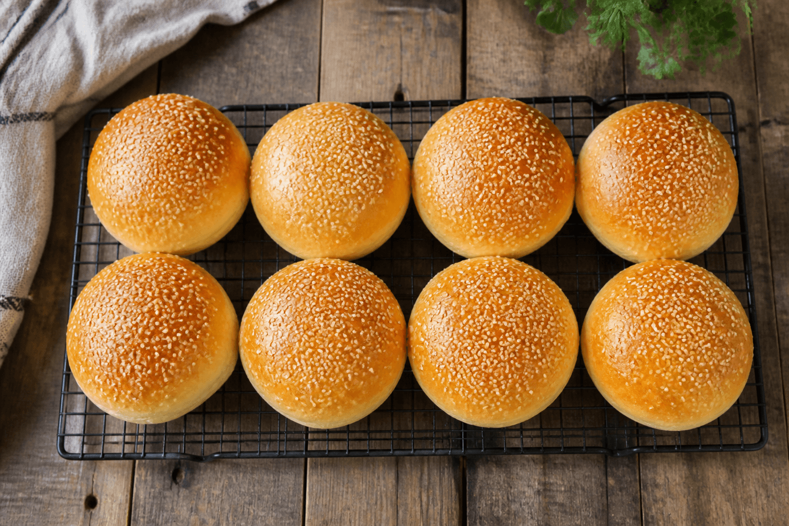 Bløde gyldne burgerboller med hytteost i dejen