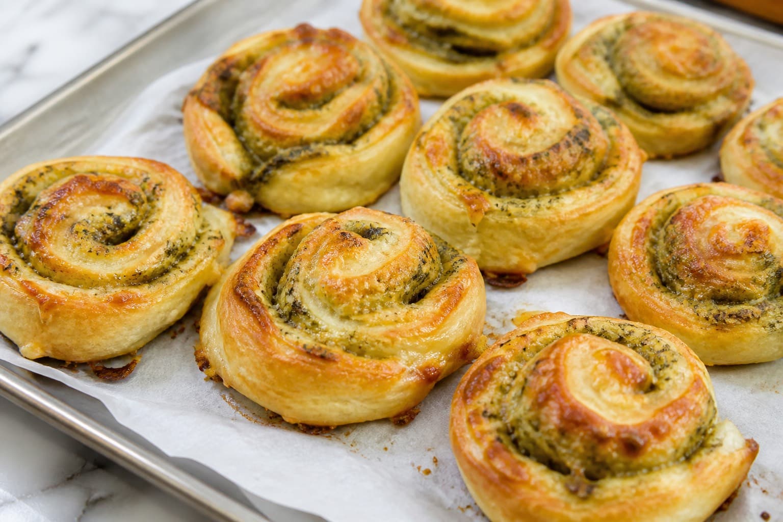 Madsnurrer med pesto og ost på fad
