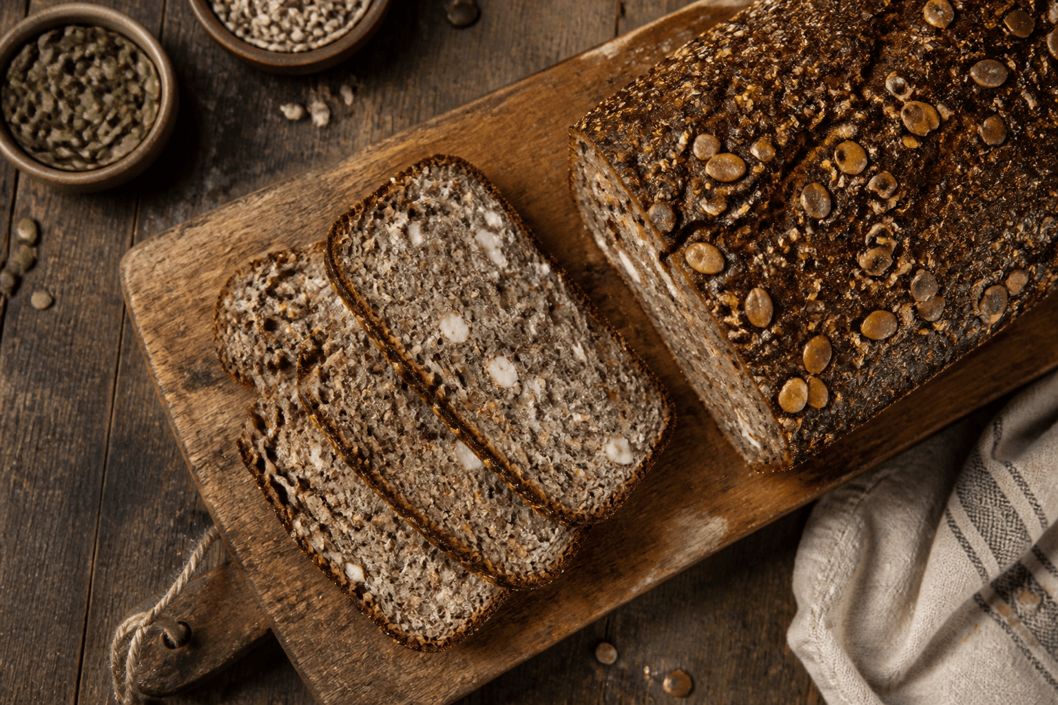 Skivet protein-rugbrød med hytteost og kerner