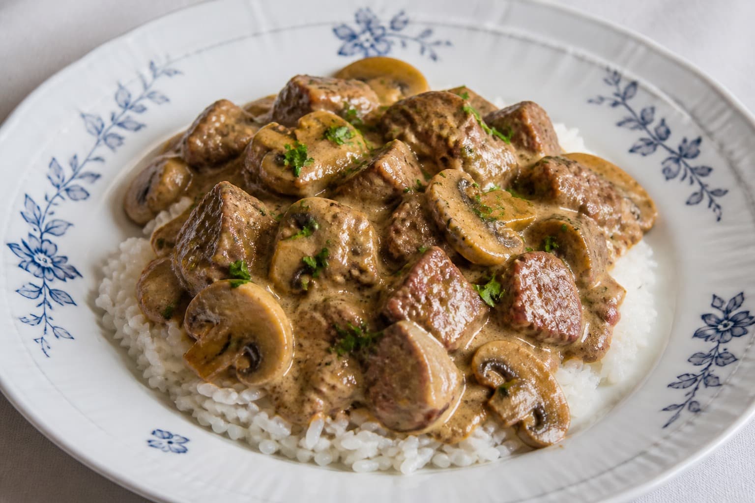 Bøf stroganoff sous vide med cremet sauce og ris