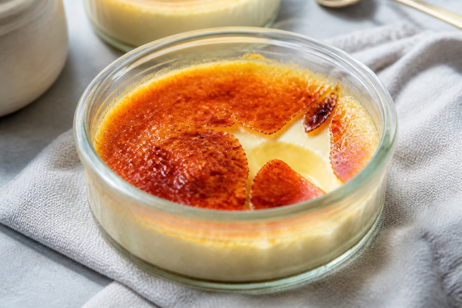 Crème brûlée sous vide med karamelliseret sukkerskorpe