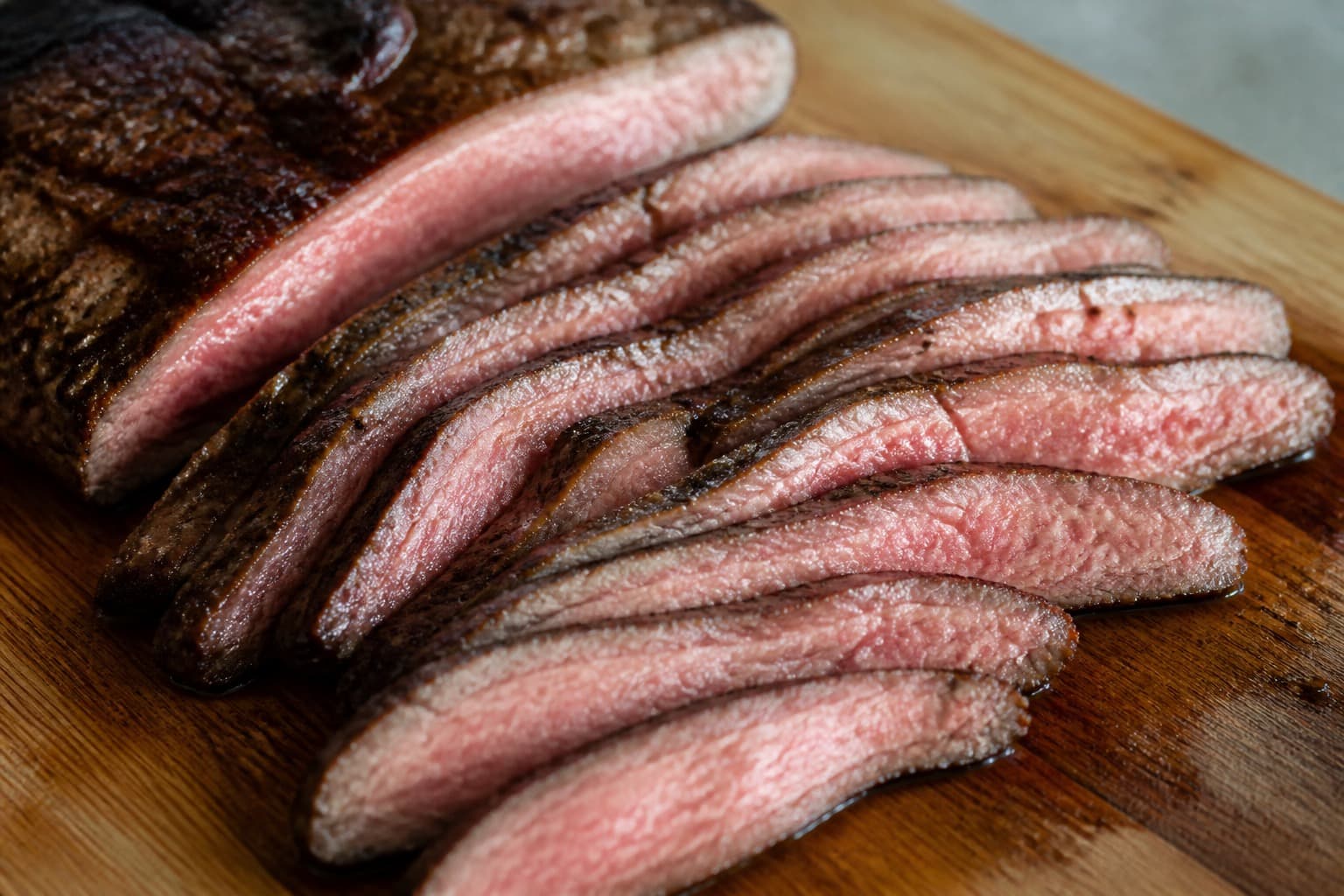 Flanksteak sous vide skåret på tværs af fibrene