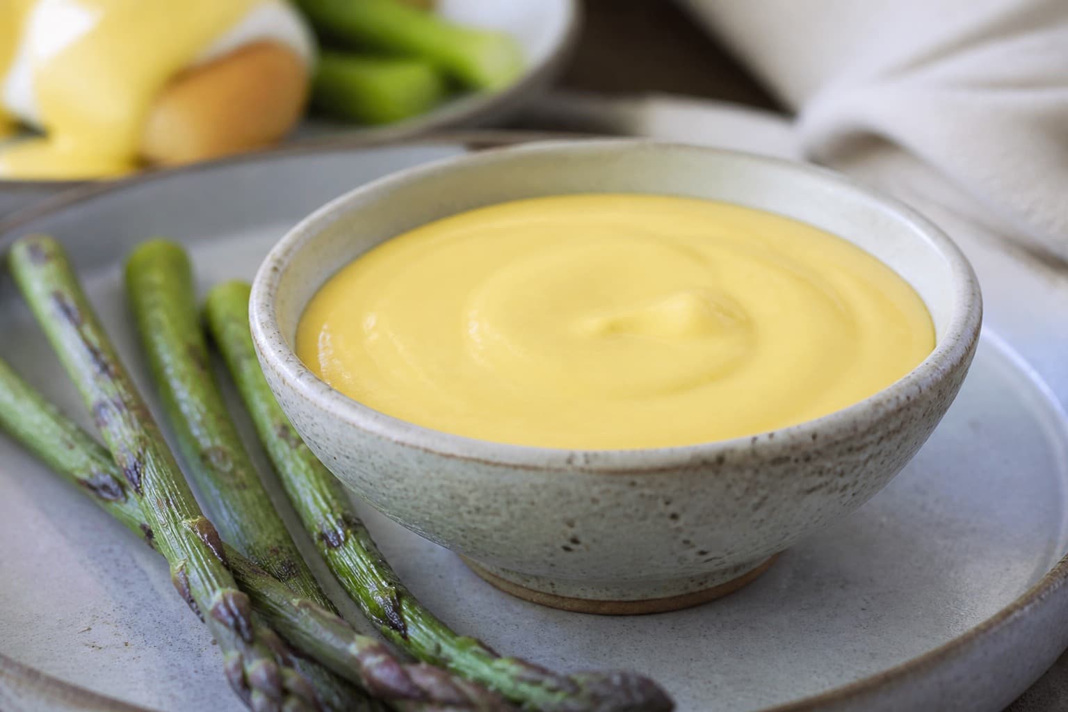 Hollandaise sous vide i skål til asparges
