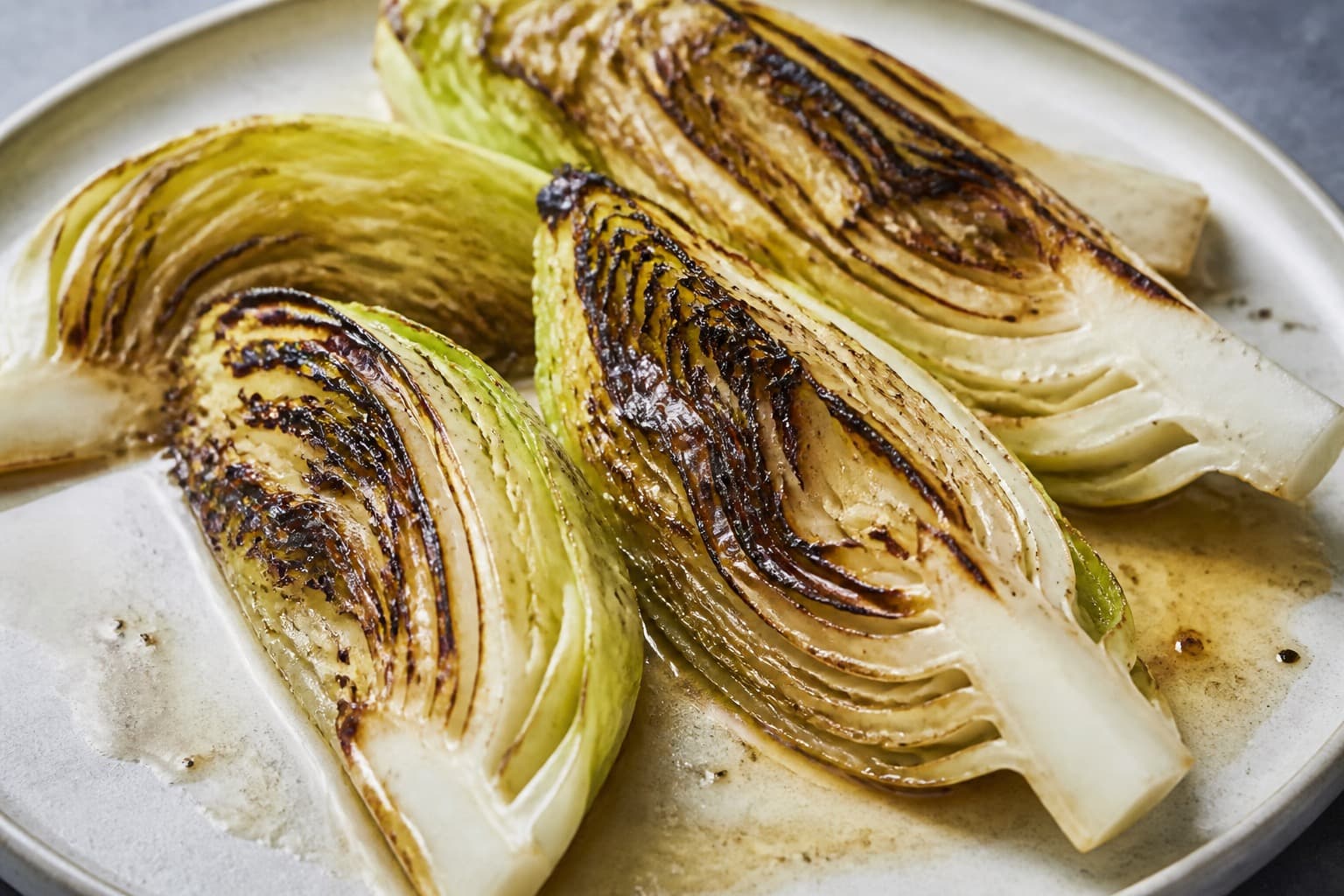 Grillet spidskål efter sous vide med smør
