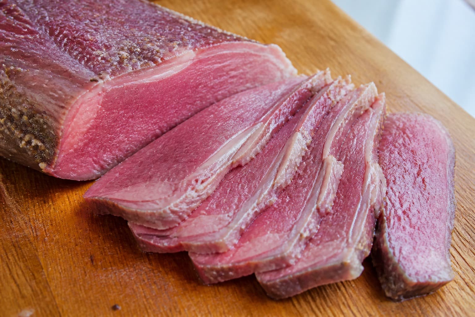 Sprængt oksebryst sous vide skåret i skiver