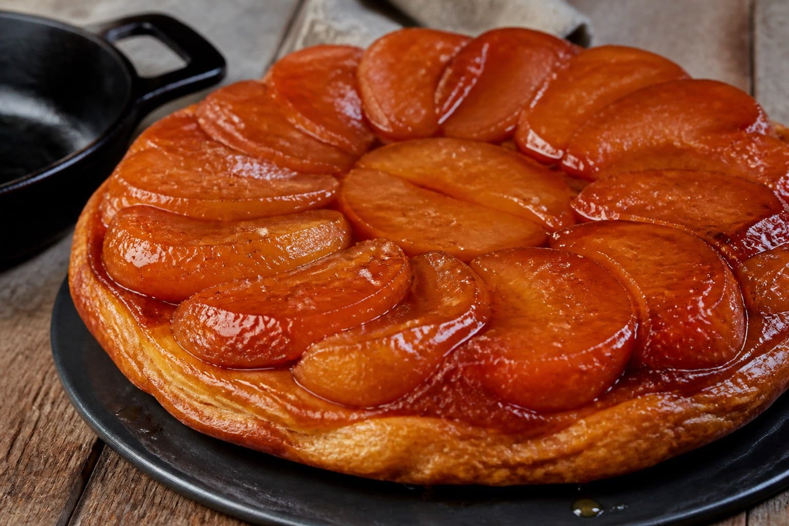 Tarte tatin vendt ud af støbejernspande med saltkaramel
