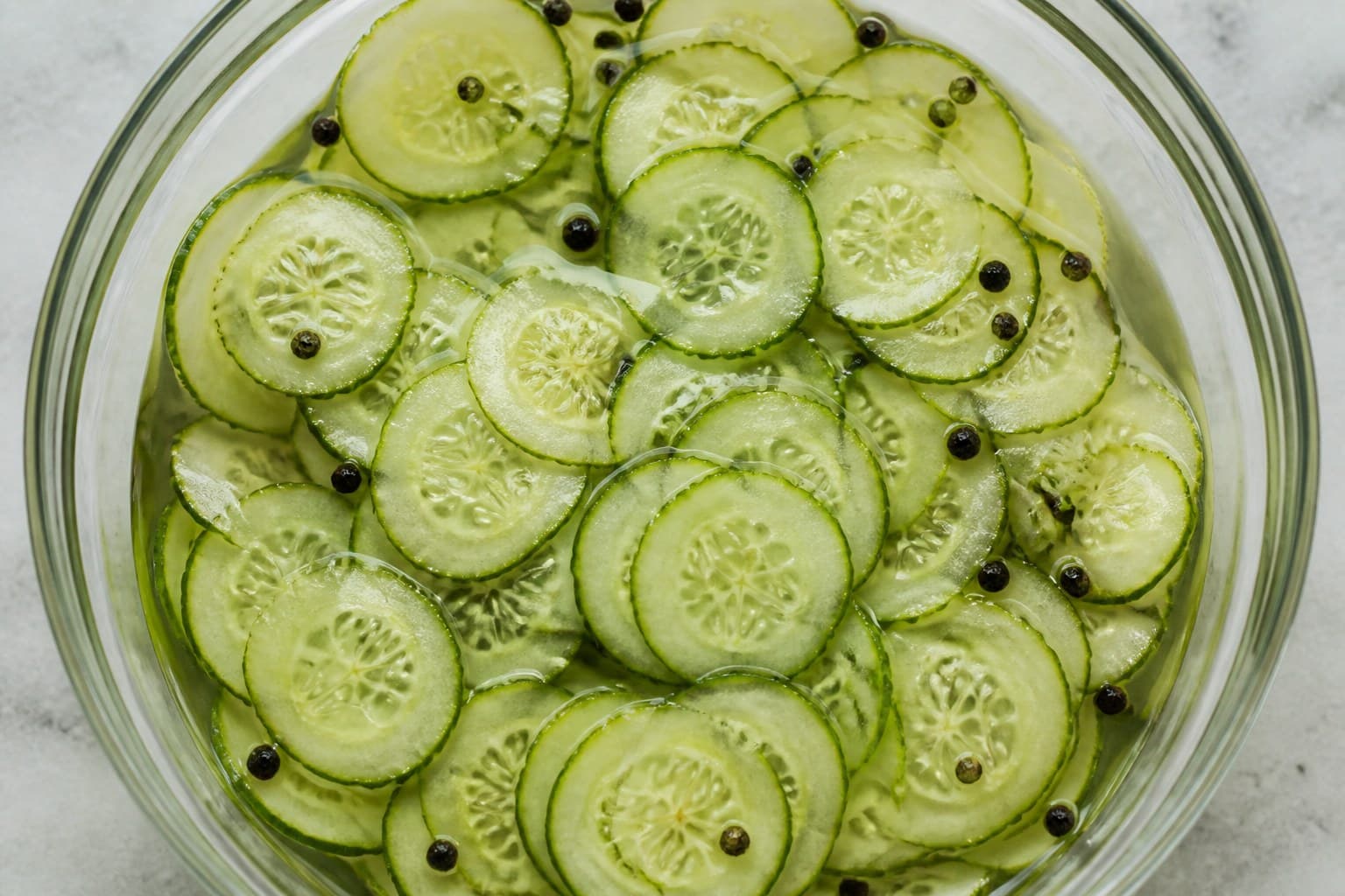 Gammeldags agurkesalat med hele peberkorn i klar lage