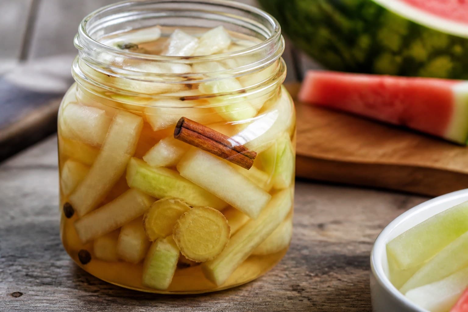 Glas med sprøde syltede stykker af hvid vandmelon-skal