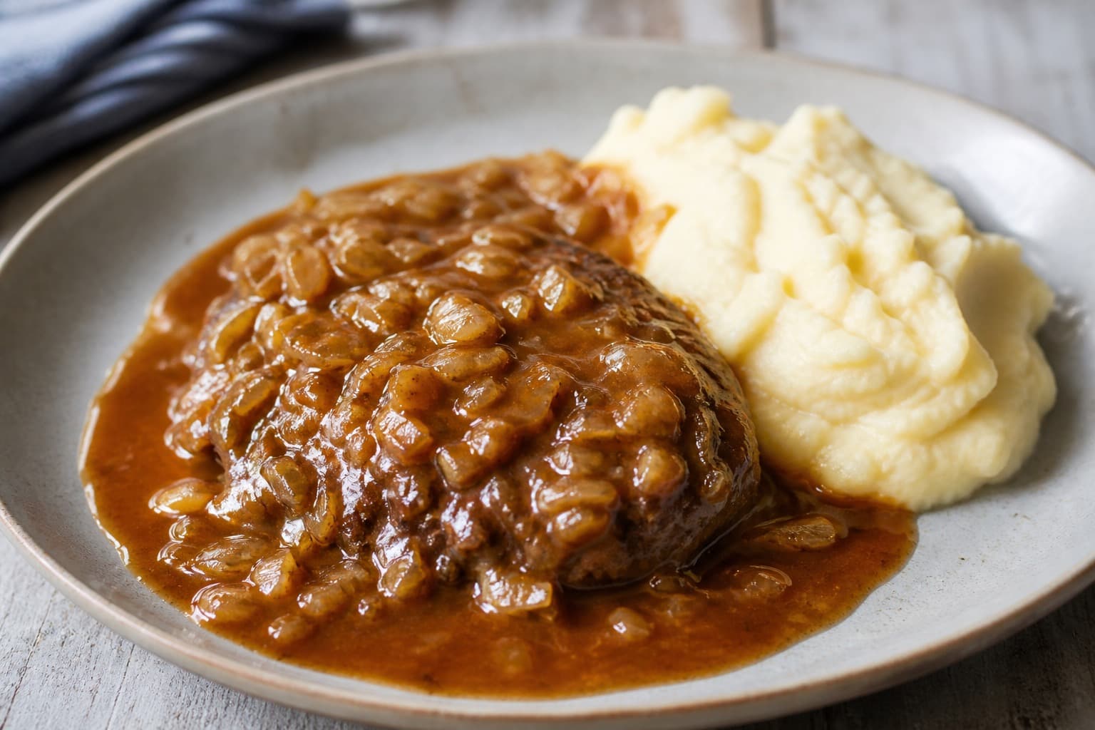 Millionbøf fra trykkoger serveret med kartoffelmos